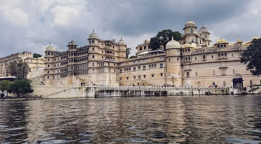 Luxury Udaipur City Tour Including Lakes, Palaces & Heritage Walks