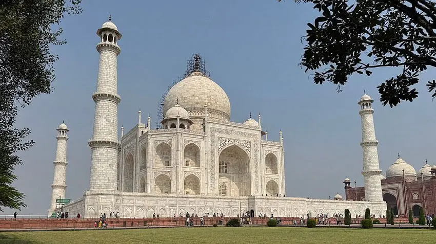 Why Repeat Travelers Prefer Private Drivers in India Over Tour Packages for Deeper, Safer Travel