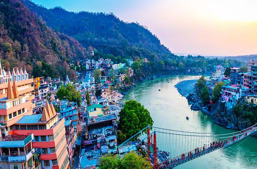 Rishikesh Travel Guide – Yoga, Ganga Aarti, Luxury Stays & Tours
