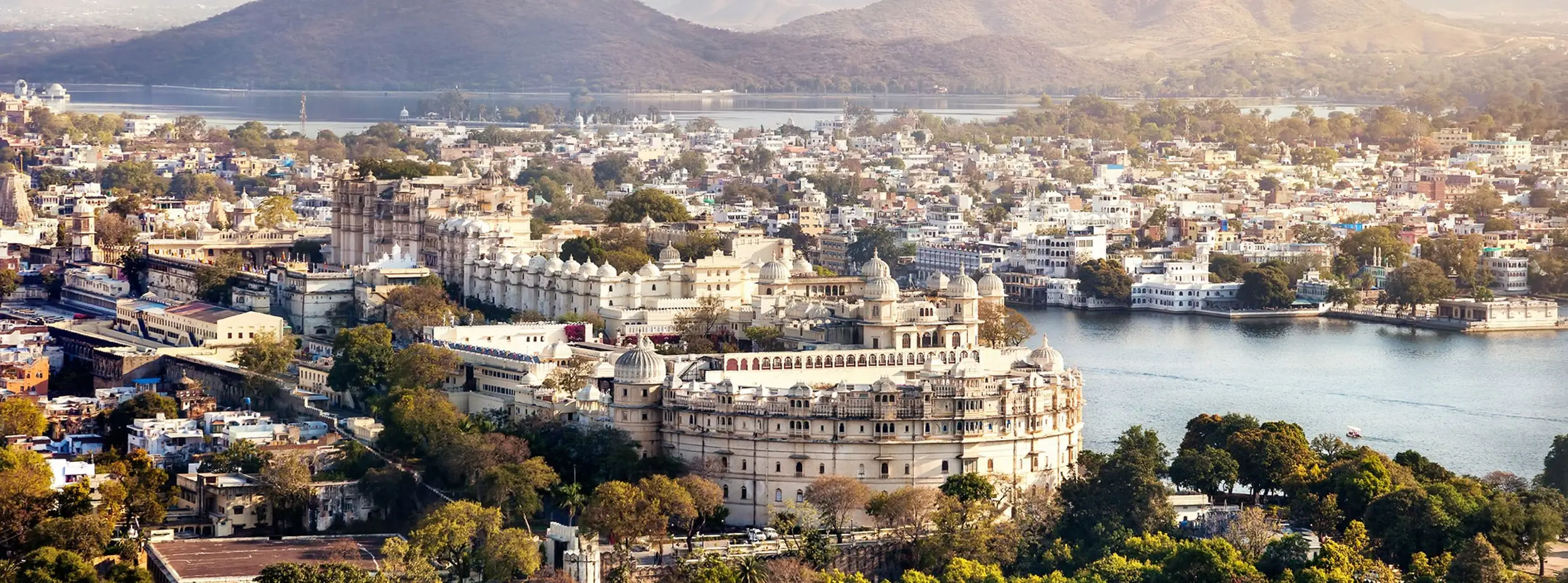 Udaipur Travel Guide – Lakes, Palaces, Luxury Hotels & Tours