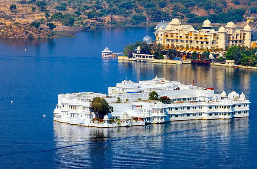 Ultimate Luxury India Tour with Palaces, Tigers, Sacred Varanasi & Kerala Backwaters