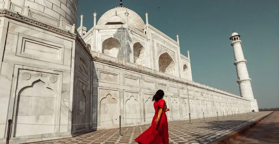 Women-at-the-Taj-Mahal